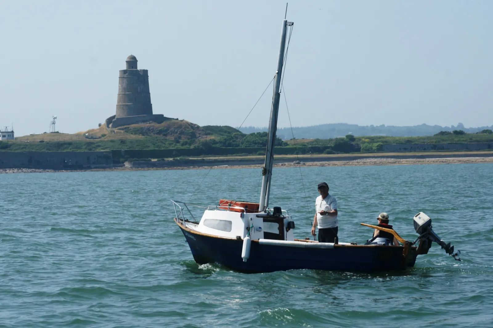 Bateau de pêche au large de la Hougue