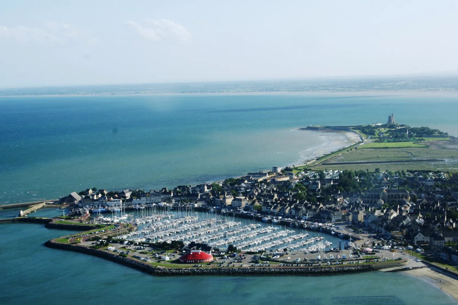 Le port de Saint-Vaast-la-Hougue vu du ciel